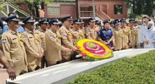 বঙ্গবন্ধুর সমাধিতে নবনিযুক্ত ডিএমপি কমিশনারের শ্রদ্ধা