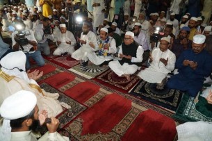 ইসরায়েলি হামলায় নিহত ফিলিস্তিনি নাগরিকদের রূহের মাগফেরাত কামনায় বিভিন্ন মসজিদে বিশেষ দোয়া