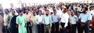 ভোলায় ফুল দিয়ে  শিক্ষার্থীদের বরণ