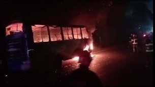 মুন্সীগঞ্জের গজারিয়ার মিনিবাসে আগুন দিয়েছে দুর্বৃত্তরা: আহত ১