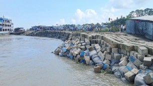 ভোলার ইলিশায় মেঘনা নদী তীরের সিসি ব্লক ধ্বসে নারীর মৃত্যু : আহত -৫