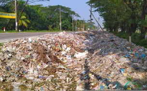 চরফ্যাসনে সড়কের পাশে ময়লার স্তূপ
