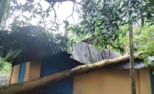 ভোলায় ঘূর্ণিঝড় মিধিলির  আঘাতে ৫ শত ঘর বিধ্বস্ত