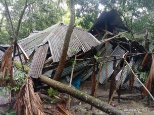 ভোলায় মিধিলি'র তান্ডবে ঝালমুড়ি বিক্রেতার বসতঘর ল্ডভন্ড
