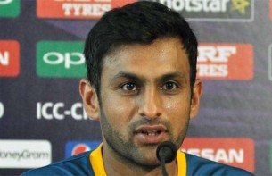 পাকিস্তানী খেলোয়াড়দের ‘পেশাদারিত্বে ঘাটিত আছে’: শোয়েব মালিক