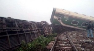 গাজীপুরে ট্রেনের ইঞ্জিনসহ ৭ বগি লাইনচ্যুত: নিহত ১