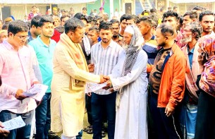 তজুমদ্দিনের বিচ্ছিন্ন চরবাসীর কাছে  ভোট চাইলেন নূরুন্নবী চৌধুরী শাওন
