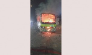 অবরোধে রাজধানীতে ৩ বাসে আগুন