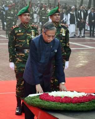 শহীদ বুদ্ধিজীবীদের প্রতি রাষ্ট্রপতির শ্রদ্ধা নিবেদন