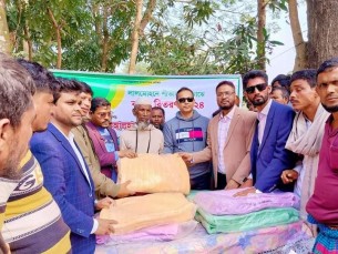 বিচ্ছিন্ন চরকচুয়াখালীর শীতার্ত মানুষের মাঝে এমপি শাওনের  সৌজন্যে শীতবস্ত্র বিতরণ