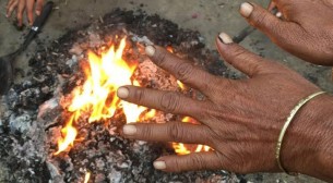 শৈত্যপ্রবাহ না আসতেই শীতে কাঁপছে মানুষ
