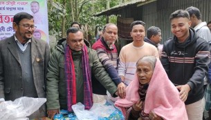 মেঘনা পাড়ের শীতার্তদের পাশে তরুণ সমাজসেবক নাওয়াল