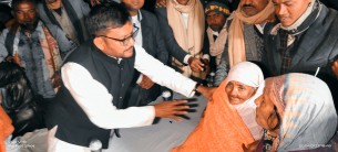তজুমদ্দিনে প্রধানমন্ত্রীর পক্ষ থেকে এমপি শাওনের কম্বল বিতরণ