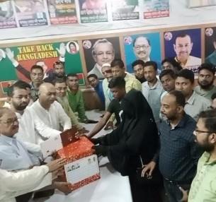 ভোলায় স্বেচ্ছাসেবক দলের  নেতা নিহত আব্দুর রহিমের পরিবারকে ঈদ উপহার বিতরণ