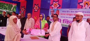 মনপুরায় এমপি জ্যাকবের পক্ষে শাড়ি বিতরণ