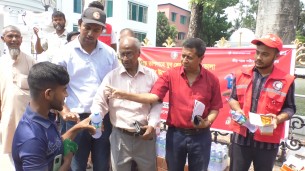 ভোলায় তীব্র তাপপ্রবাহ থেকে প্রশান্তি দিতে পথচারীদের  মাঝে বিনামূল্যে খাবার পানি  স্যালাইন বিতরণ