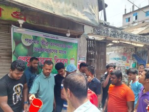 তীব্র তাপদাহে ভোলার মানুষ বিপর্যস্ত পৌর মেয়রের উদ্যোগে শহরে লেবুর শরবত বিতরণ
