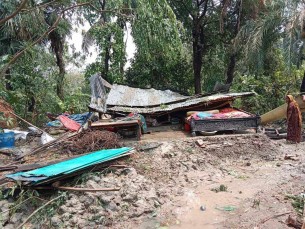 মনপুরায় কালবৈশাখী ঝড়ে তিন শতাধিক বাড়ি ঘর বিধ্বস্ত