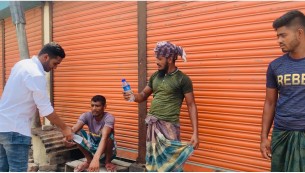 ভোলায় তীব্র গরমে সাধারণ মানুষের মাঝে ঠান্ডা পানি ও স্যালাইন বিতরণ