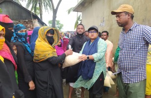 চরফ্যাশনে দূর্গতদের ঘরে ঘরে শুকনো খাবার নিয়ে হাজির ইউএনও