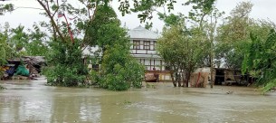 মনপুরায় নিম্নঞ্চল জোয়ারে প্লাবিত, আশ্রয়কেন্দ্রে দলবেঁধে ছুটছে মানুষ