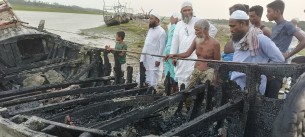মনপুরায় দুর্বৃত্তদের দেওয়া আগুনে পুড়ে ছাই জেলে ট্রলার ও জাল