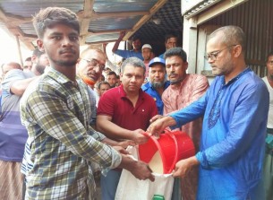 চরফ্যাশনের চর-পাতিলার দূর্গত মানুষের মধ্যে খাদ্য সামগ্রী বিতরণ