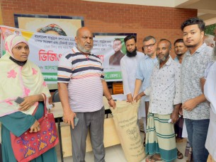 লালমোহনে সমুদ্রগামী জেলেদের মাঝে ভিজিএফ চাল বিতরণ
