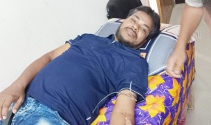 অন্যের প্রয়োজনে নিজের রক্ত বিলান স্কুল শিক্ষক