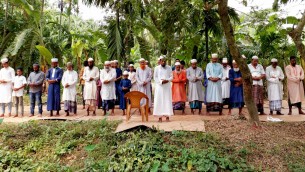 চরফ্যাশনে মসজিদে তালা মুসুল্লিরানামাজ আদায় করলেন রাস্তায়