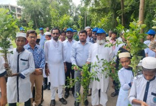 লালমোহনে শতাধিক শিক্ষার্থীকে গাছের চারা উপহার