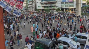 শিক্ষার্থীদের দখলে বাংলামোটর চৌরাস্তা, যান চলাচল বন্ধ