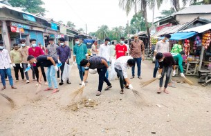 চরফ্যাশনে সড়কের ময়লা-আবর্জনা পরিষ্কার করছে শিক্ষার্থীরা