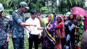 ভোলায় বেদে পরিবারের মাঝে নৌবাহিনীর ত্রাণ বিতরণ