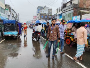 চরফ্যাশনে বৃষ্টি উপেক্ষা করে ট্রাফিকের দায়িত্ব পালন করছেন শিক্ষার্থীরা