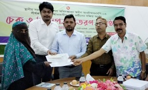 লালমোহনে সড়ক রক্ষণাবেক্ষণ কর্মসূচির নারীদের মধ্যে ১কোটি ৯ লাখ টাকার চেক বিতরণ