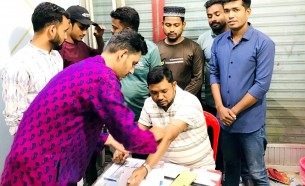 লালমোহনে প্রসূতিকে রক্তদান করে মানবতার উজ্জ্বল দৃষ্টান্ত স্থাপন করেছেন ইউএনও