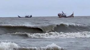 সাগর মোহনায় মনপুরার ৪ ট্রলার ডুবি নিখোঁজ ১৫ জেলে উদ্ধার