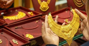 টালমাটাল সোনার বাজার, মিলছে না ক্রেতা