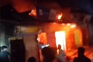ভোলার কুঞ্জের হাটে অগ্নিকাণ্ডে নয়টি দোকান ভস্মীভূত