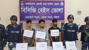 দৌলতখানে যৌথ অভিযানে ২টি  আগ্নেয়াস্ত্রসহ ৩ ডাকাত গ্রেপ্তার