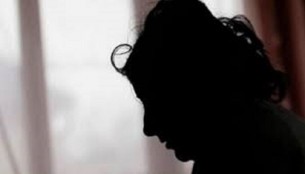 চরফ্যাসনে স্ত্রীর স্বীকৃতির দাবিতে শিক্ষকের বাড়িতে দুই সন্তানের জননীর অনশন