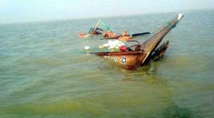 মনপুরার মেঘনায় ঝড়ের কবলে পড়ে ১৫ জেলে নৌকা ডুবি