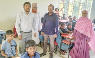 লালমোহনে আকস্মিকভাবে বিদ্যালয় পরিদর্শনে ইউএনও