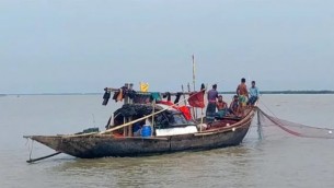 ইলিশ ধরায় নিষেধাজ্ঞা: জেলেরা পেলেন ৭ হাজার ৬৬২ টন চাল