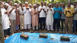 চরফ্যাশনে যুবদল নেতা দুলালের বাবার কবর জিয়ারত করলেন নাজিম উদ্দিন আলম