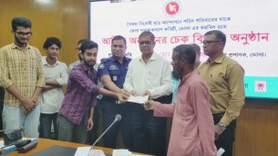 বৈষম্য বিরোধী ছাত্র আন্দোলনে নিহত পরিবারের মাঝে ভোলা জেলা প্রশাসনের অর্থ সহায়তা বিতরণ