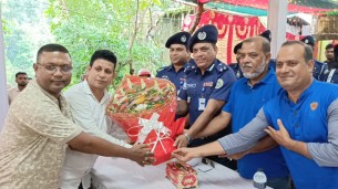 বোরহানউদ্দিনে পূজা মন্ডপ পরিদর্শন করলেন বরিশাল ডিআইজি মঞ্জুর মোর্শেদ আলম