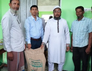 চরফ্যাশনে সমুদ্রগামী জেলেদের মাঝে চাল বিতরণ