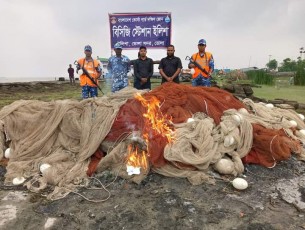 ভোলায় মেঘনা নদী থেকে বিপুল পরিমাণ জাল ও মাছ জব্দ
